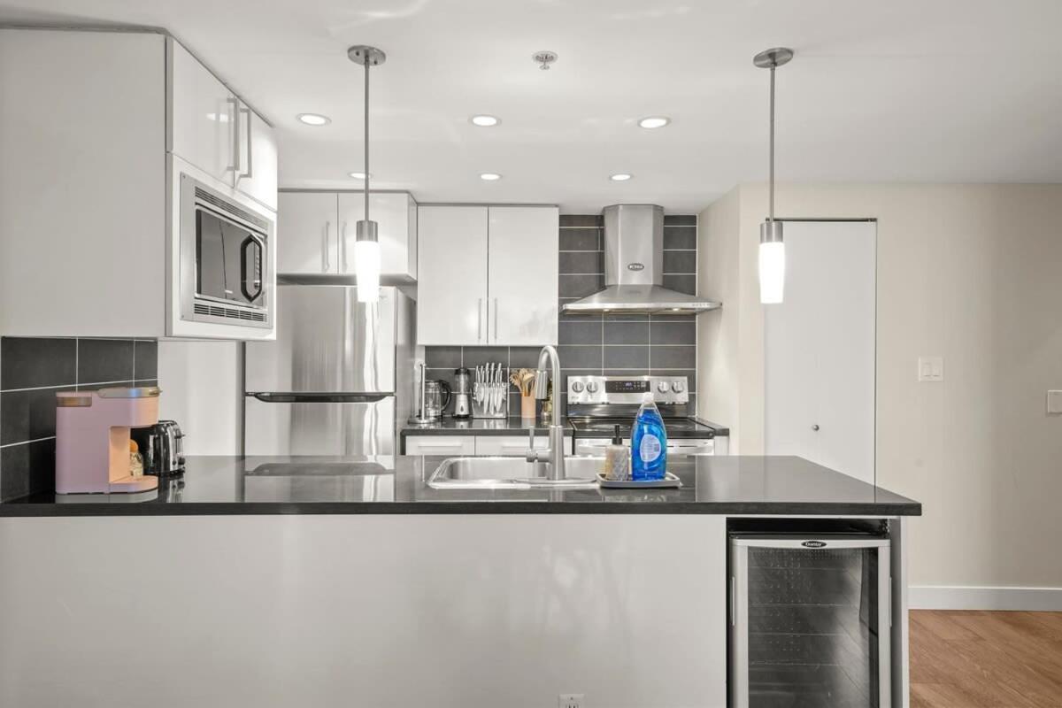 Dazzling Condo By Stadium Downtown With Free Parking فانكوفر المظهر الخارجي الصورة
